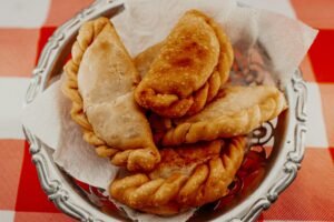 empanadas argentines végétariennes servies dans un plat argenté restaurant argentin Toulouse