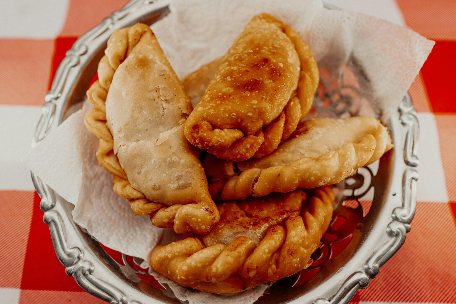 empanadas argentines végétariennes servies dans un plat argenté restaurant argentin Toulouse